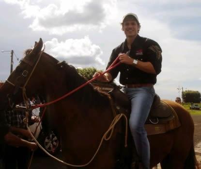 Ex-BBB João Maurício participa de cavalgada
