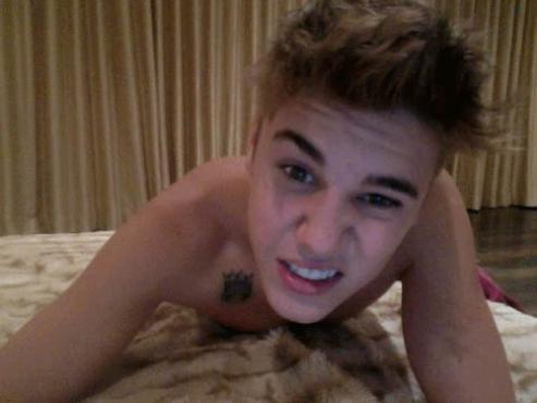Justin Bieber acaba de fazer a sua sétima tatuagem: uma coroa