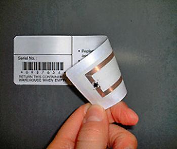 Etiquetas com chip RFID nas agendas, uniformes ou mochilas dos alunos