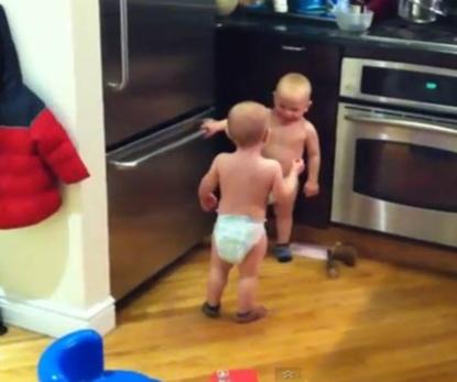Vídeo de bebês gêmeos conversando faz sucesso na web 
